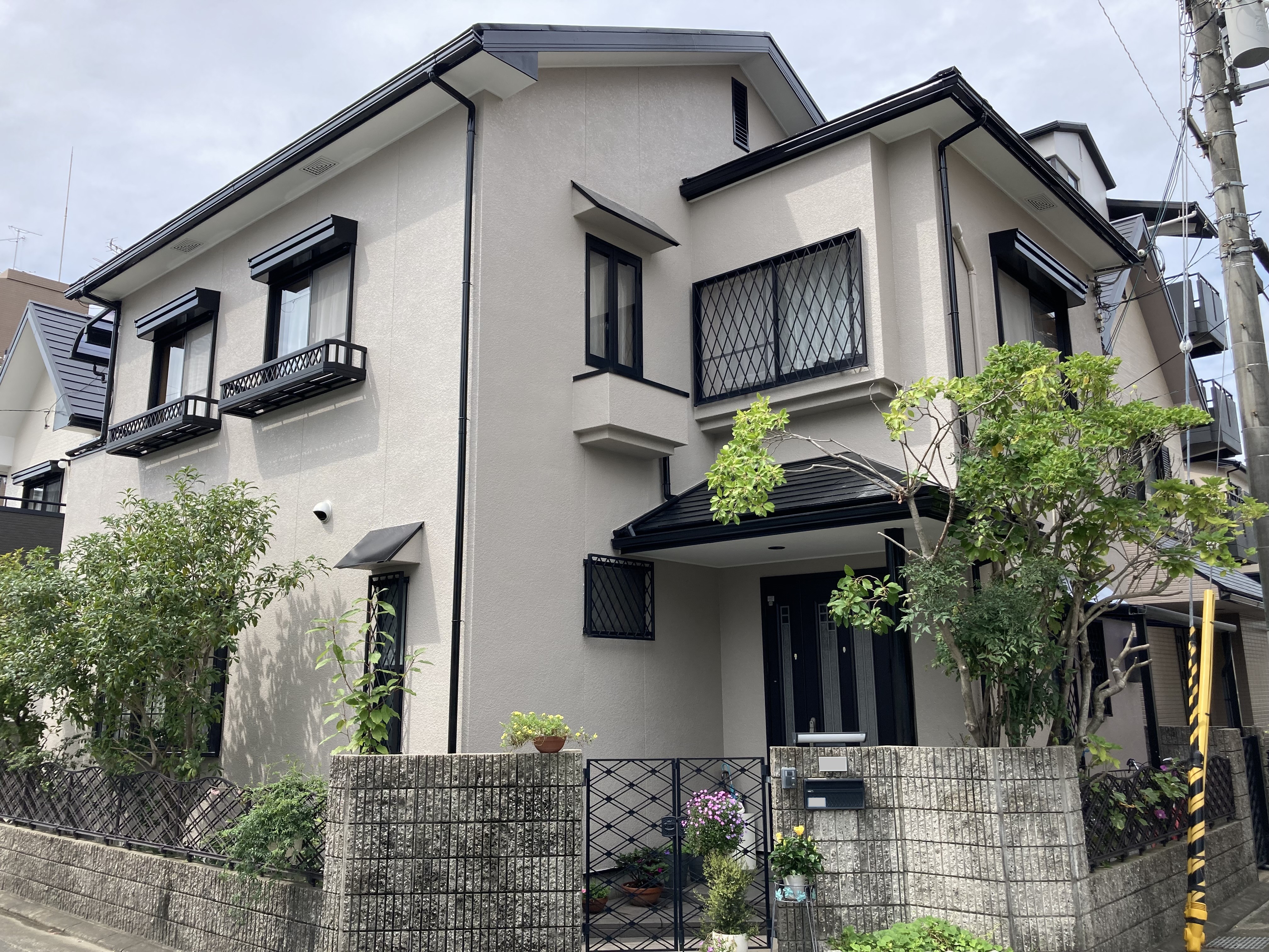 屋根修繕（スレート差替、棟包み板金交換）、外壁補修（スタッコ吹き戻し）、屋根塗装（無機塗料）、外壁塗装（ラジカルシリコン塗料）、ベランダ防水