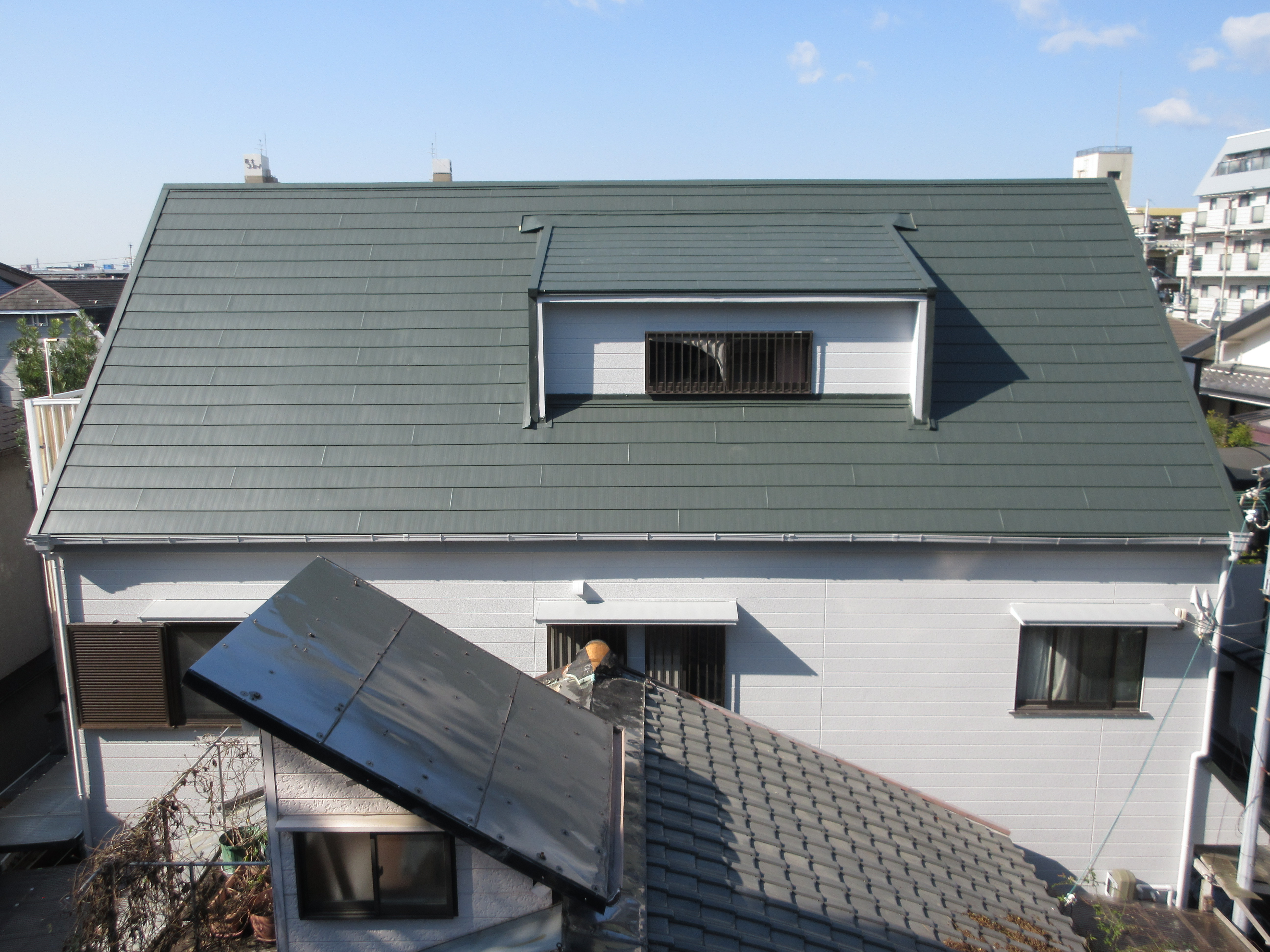 屋根重ね葺き工事（カバー工法）、外壁塗装（無機塗料）、シーリング打替